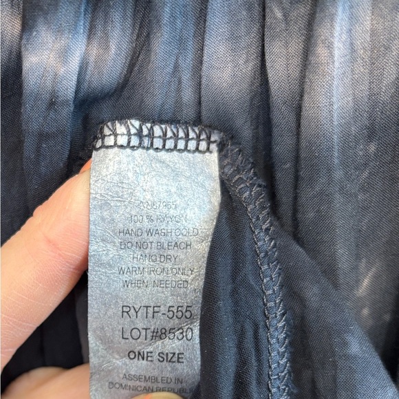 Elan Blue and White Blouse with 3/4 Sleeves and Pleated Style - Picture 4 of 4